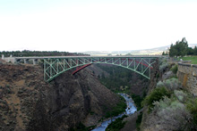 Crooked River gorge (green old bridge; red new)